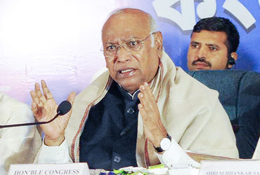 ‘ગુજરાતીઓની લાગણી દુભાવવાનો કોઈ હેતુ નહોતો…’ વિવાદાસ્પદ નિવેદન પર ખડગેએ માફી માગી! | Mallikarjun K…