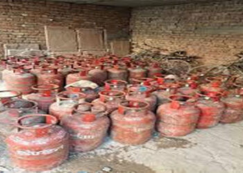 જેતપુરમાં ટેક્સટાઇલ મિલમાંથી 93 LPG સિલિન્ડર કબજે | 93 LPG cylinders seized from textile mill in Jet…