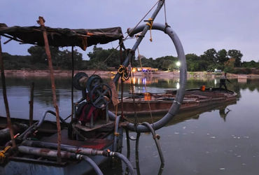 વંથલી નજીક ઓઝત નદીમાં બાર્જ-હોડીથી રેતી ઉલેચવાનાં હાઈટેક નેટવર્કનો પર્દાફાશ | Hi tech network of san…