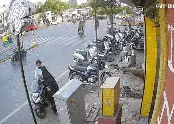 અમદાવાદ: ટ્રાફિક નિયમોનો ભંગ ભારે પડ્યો, મોપેડ સવાર યુવતીઓને AMTS બસે મારી ટક્કર, જુઓ CCTV | Ahmedab…