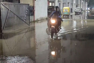 વડોદરા શહેરના ઇસ્કોન રોડ પર ગટર ઉભરાતા વહેતા ગંદા પાણી વાહનોથી ઉડતા તકરારો | people are suffer from …