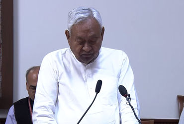 નીતિશ કુમારે રાજ્યસભા સાંસદ તરીકે શપથ લીધા, બિહારના નવા CM અંગે પટનાથી દિલ્હી સુધી બેઠકોનો દોર | Nit…