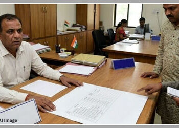 ચૂંટણી પંચની કામગીરી ‘લોલંલોલ’: નિરીક્ષકોની નિમણૂકના આદેશ 24 કલાકમાં જ બદલ્યા, તંત્રમાં દોડધામ | Guj…