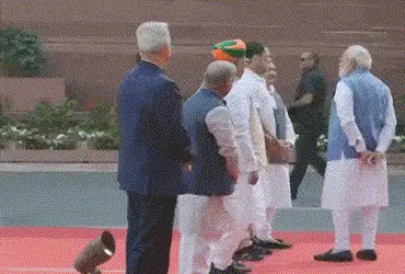 PM મોદી અને રાહુલ ગાંધી વચ્ચે જામી ગૂફ્તગૂ, સોશિયલ મીડિયામાં વાઈરલ થયો સંસદનો વીડિયો | pm modi rahul…