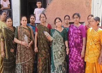 અટલાદરા કોઠી ફળિયામાં દૂષિત પાણી મુદે મહિલાઓનો વિરોધ : વેરો અને ચૂંટણી બહિષ્કારની ચીમકી | Women prot…