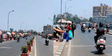 સુરત પાલિકા અને પોલીસને પડકાર: દબાણ કરનારાઓએ તાપી બ્રીજ પર જ રવિવારી બજાર શરુ કરી દીધું | Surat: CCT…