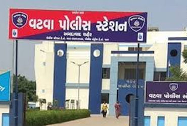 માથાભારે તત્વોએ ખુલ્લી તલવાર સાથે આવીને મકાનના દરવાજા પર ઘા માર્યા | vatva police nabbed four accuse…