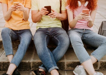 સોશિયલ મીડિયાનું વળગણ ધરાવતા બાળકોમાં 40%નો વધારો, લાઈક્સ-ફોલોઅર્સના ચક્કરમાં ડિપ્રેશનના કેસ વધ્યા |…