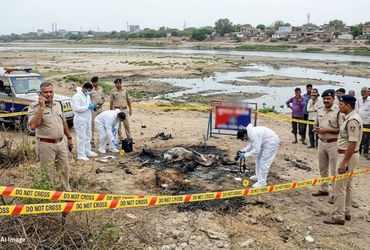 અમદાવાદના સરખેજમાં હત્યાની આશંકા, વણઝર ગામ પાસે નદીના પટમાંથી સળગેલી હાલતમાં મૃતદેહ મળ્યો | Ahmedaba…