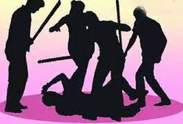 ધાક જમાવવા લાકડીના ફટકા મારતા યુવક લોહી લુહાણ | Emén alúwél ra wichi ren efóch wok pwe epwe eniwokku…