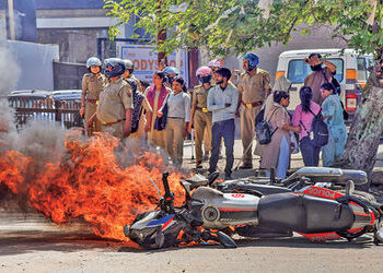 નોઇડાના કારીગરો કાળઝાળ : ભારે હિંસા | Noida artisans in chaos: Heavy violence
