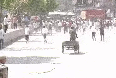 નોઇડામાં સતત બીજા દિવસે હિંસા, ઘરકામ કરતી મહિલાઓ પણ રસ્તા પર ઉતરી; સરકારને પાકિસ્તાન કનેક્શનની આશંકા…