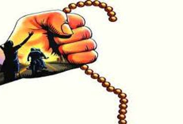 પત્ની ઉપર હુમલો કરી ફરાર થયેલા અમદાવાદના ગુનેગારે વડોદરામાં સ્કૂટર ચોરી અછોડો લૂંટતા પકડાયો | vadoda…