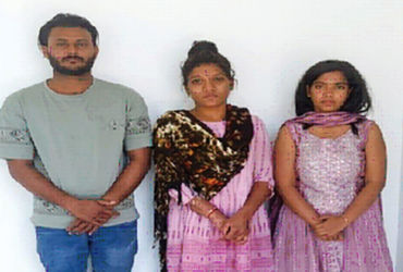 જેતપુરમાં સાડીના વૃધ્ધ વેપારીને બ્લેકમેઈલ કરનાર ટોળકી ઝડપાઈ | Gang arrested for blackmailing elderly…