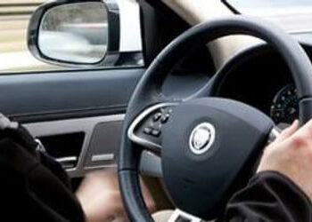 36 ટકા લોકો વાહન ચલાવતી વખતે મોબાઈલ પર વાત કરે છે, શહેરમાં થયેલા સર્વેનું તારણ | 36 percent people t…