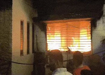 મોબાઈલ બ્લાસ્ટ કે AC શોર્ટ સર્કિટ? લીંબડીમાં મકાનમાં આગ લાગતા પતિ-પત્નીના મોતથી અરેરાટી | Limbdi Fir…