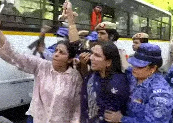 દિલ્હીમાં સંગ્રામ! મહિલા અનામત મુદ્દે રાહુલ ગાંધીના ઘર તરફ ભાજપની મહિલા નેતાઓની કૂચ, અનેકની અટકાયત |…