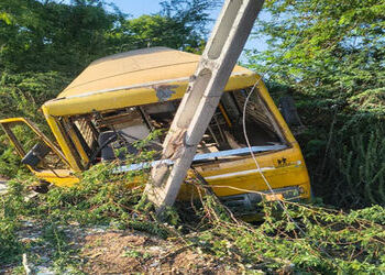 ચલાલા પાસે સ્કૂલ બસ બેકાબૂ બની રોડ નીચે સરકી, 10 વિદ્યાર્થી ઘાયલ | School bus skids off road near Ch…