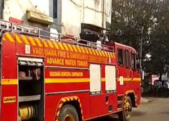 સુભાનપુરાના વિમળનાથ કોમ્પ્લેક્સનો બીજા માળનો દાદર તૂટતાં રહીશોનું રેસ્ક્યૂઃએપાર્ટમેન્ટ ખાલી કરાવ્યું…