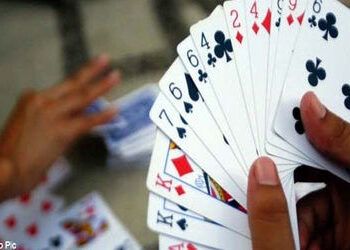 જામનગરમાં શંકર ટેકરી વિસ્તારમાંથી જાહેરમાં તીનપત્તીનો જુગાર રમતા 3 ઈસમો ઝડપાયા, અન્ય 2 ફરાર | 3 peop…