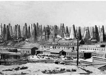 તેલના કુવા સૌથી પહેલાં ટ્રાન્સ-કૉકેસરા આઝર બૈજાનના બાકુમાં શોધાયા