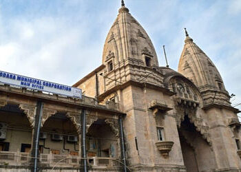 વડોદરામાં જાહેર રોડ પર ગંદકી ફેલાવનારા સામે કોર્પોરેશન આકરા પાણીએ : પાણીગેટ રોડ પર સ્ટોરને સીલ માર્ય…