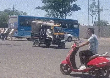 જામનગરમાં ‘એસટીની સવારી સલામતની સવારી’ બની ગઈ જોર લગા કે હઇસા, વિડીયો શહેરભરમાં વાયરલ | passengers s…