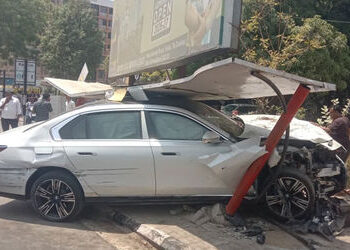 અમદાવાદ: નિકોલમાં બેફામ BMW ચાલકે AMTS બસ સ્ટેન્ડને મારી ટક્કર અને રિક્ષાને ફંગોળી | ahmedabad nikol…