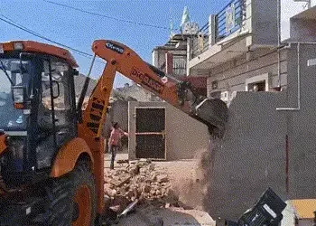 ધંધુકા હત્યાકાંડ: આરોપીઓના પાપના સામ્રાજ્ય પર ચાલ્યું બુલડોઝર, ગેરકાયદે મકાનોનો સફાયો | Dhandhuka Ca…