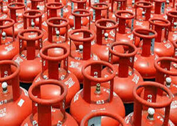 જામનગરના બેડેશ્વર વિસ્તારમાં ગેરકાયદેસર ગેસ રીફિલિંગનું કારસ્તાન ઝડપાયું : એસ.ઓ.જી શાખાની ટુકડીએ શખ્…