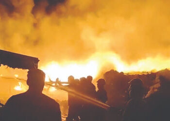 વડોદરા અને આસપાસના જિલ્લાના ખુલ્લા ગોડાઉનો જોખમી બન્યા,ફાયર સેફ્ટીનું કોઇ ચેકિંગ નહિ | Open godowns …