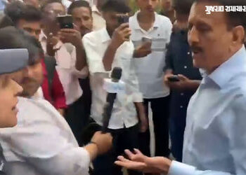 VIDEO: ટ્રાફિક જામ થતાં રોડ વચ્ચે મહિલાએ મંત્રીજીનો ઉધડો લીધો, કહ્યું,-‘અહીંથી ચાલતી પકડો’ | viral v…