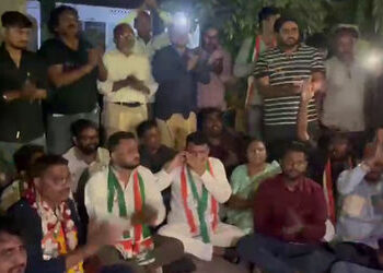 અમદાવાદના બાપુનગરમાં ચૂંટણી અધિકારી વિના જ બેલેટ પર સિક્કા માર્યાનો આરોપ, કોંગ્રેસના ધરણાં | ahmedab…