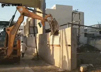 VIDEO | જામનગરમાં ગુજસીટોકના આરોપીઓ પર કડક કાર્યવાહી, પૂર્વ કોર્પોરેટર અલતાફ ખફી અને તેની ગેંગનું ગે…