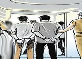ઇતરીયા ગામે જુગાર રમતા 2 શખ્સ પકડાયા 3 ફરાર | 2 people caught gambling in Itaria village 3 abscondin…