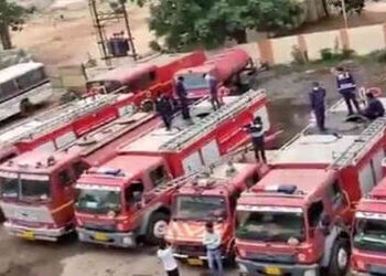 શું કોર્પોરેશન હડતાળની જ ભાષા સમજે છે..ફાયર બ્રિગેડના કોન્ટ્રાક્ટના 150 જવાનાેનો પગાર ફરી અટવાયો | S…