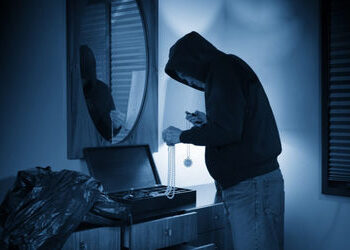 વડોદરાના આટલાદરા રોડ પર વેપારીના ઘરમાંથી રોકડા 90,000 ની ચોરી | Cash worth Rs 90 000 stolen from bus…