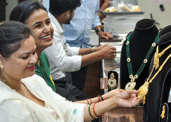 સોના-ચાંદીમાં મોટો કડાકો! એકઝાટકે 6000 રૂપિયા સસ્તું થયું ચાંદી, સોનું પણ ગગડ્યું! | gold silver pri…