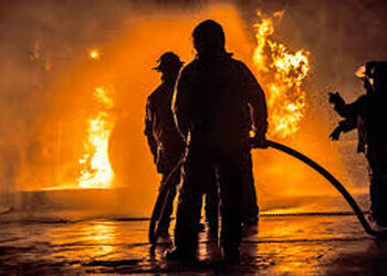 રણોલીથી જીએસીએલ જવાના બ્રિજ નીચે મોડી રાત્રે ધડાકાભેર આગ ભભૂકતા ગભરાટ | Panic as fire erupts under b…