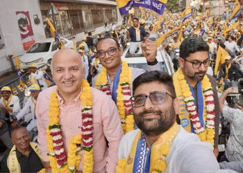 સુરત: ” ગુજરાતમાં 30 વર્ષથી આંગડિયા નેટવર્ક કોના ઈશારે ચાલે છે?” મનીષ સિસોદિયાએ પોલિટિકલ ફંડિંગ મુદ્…