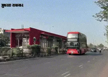 સુરત પાલિકાની ‘ડબલ ડેકર’માં ‘ડબલ ગેમ’? જાહેર કરાયેલા રૂટના બદલે બીજે બસ દોડાવાતા મતદારો નારાજ! | ac …