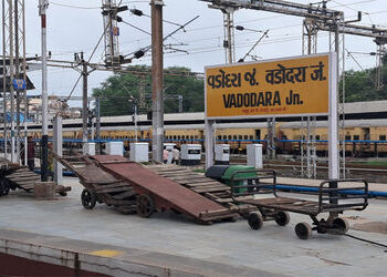 વડોદરા રેલવે વિભાગમાં ઓવરહેડ વાયર તૂટવાની ઘટનાઓ શૂન્ય પર આવી | Incidents of overhead wire breakage i…
