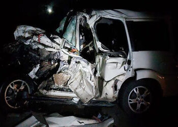 યુપીના મઉમાં ભયાનક અકસ્માત, કાર અને ટ્રક વચ્ચેની ટક્કરમાં માતા-પિતા સહિત 5ના મોત | Mau scorpio and t…