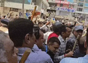 સુરત અલથાણ બાળકી છેડતી કેસ: રિકન્સ્ટ્રક્શન સમયે જનતાનો આક્રોશ ફાટ્યો, આરોપીને ચપ્પલ-પથ્થરો માર્યા | …