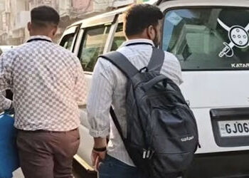 વડોદરા: નાગરવાડા એમઇએસ સ્કુલ ખાતે ઇવીએમ ખોટકાતા મતદાન અટક્યું: 15 મિનિટ બાદ મશીન આવતા પુનઃ શરૂ કર્યુ…