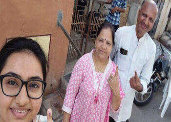 જામનગર મહાનગર પાલિકાની ચૂંટણીમાં યુવાનોમાં મતદાન બાદ સેલ્ફીનો ક્રેઝ | Selfie craze among youth after…