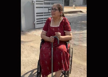 વડોદરા: અકસ્માત નડયો, 35 ટાંકા આવ્યા પણ વ્હીલચેરમાં બેસી મતદાન કરવા પહોંચ્યા | Vadodara: Accident ha…