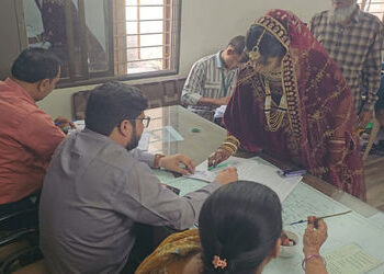 પહેલાં મતદાન પછી ફેરાઃ લગ્નપ્રસંગ પૂર્વે મત આપી નાગરિક ધર્મ નિભાવ્યો | First vote after the election…