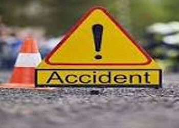 ઓવરબ્રિજની રેલિંગ સાથે પીકઅપ વાન અથડાતાં 2નાં મોત, 4 ઘાયલ | 2 killed 4 injured as pickup van crashes…