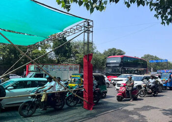 સુરત પાલિકાના અણઘડ આયોજનના કારણે ટ્રાયલ પહેલા ડબલ ડેકર બસ ટ્રાફિકમાં ફસાઈ | Double decker bus stuck …